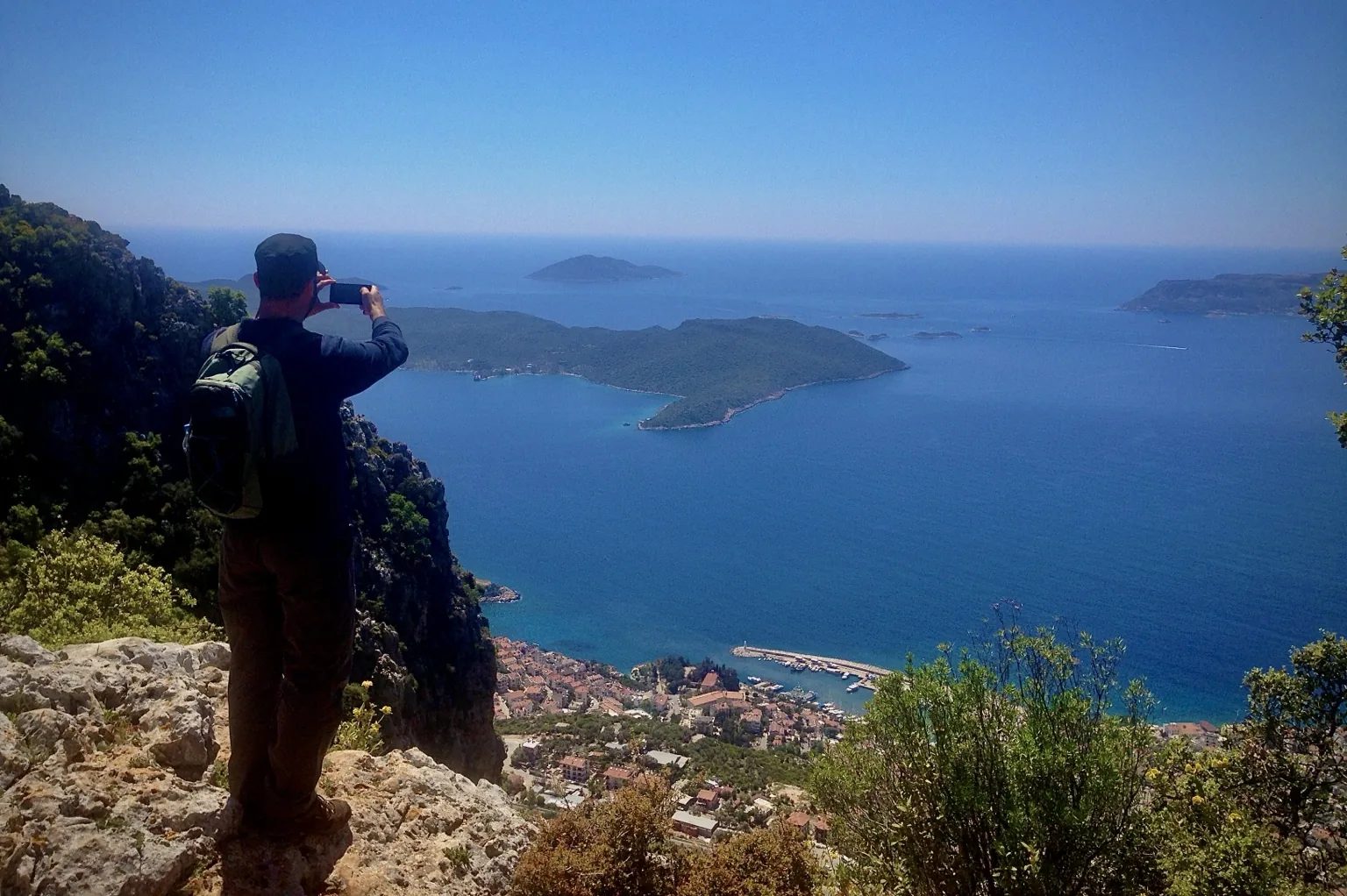 Widok na Kaş i Meis ze szlaku prowadzącego przez góry nad miastem